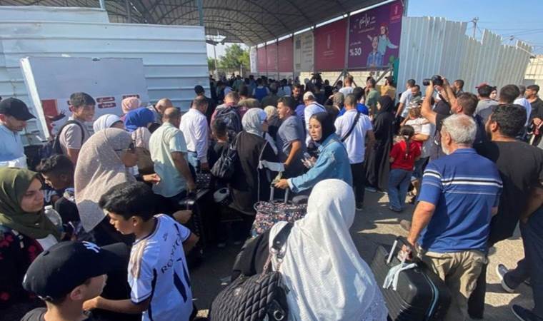 First evacuees leave Gaza as Israeli offensive intensifies