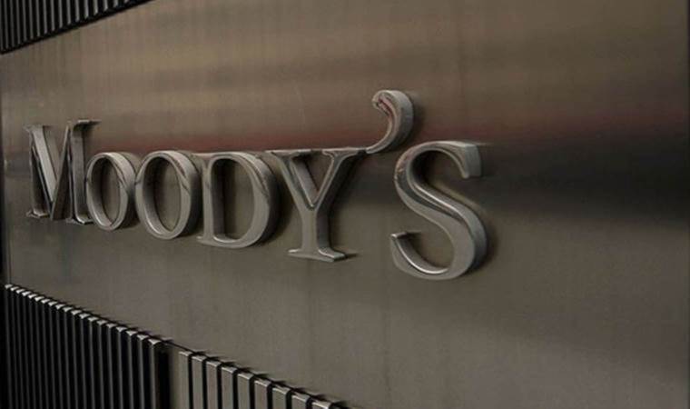 Moody's turns negative on US credit rating