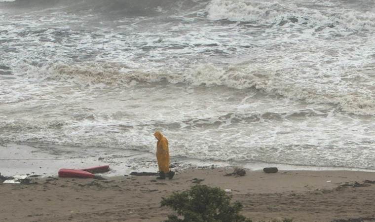 5 people drown after a boat carrying migrants capsizes off the Turkish coast
