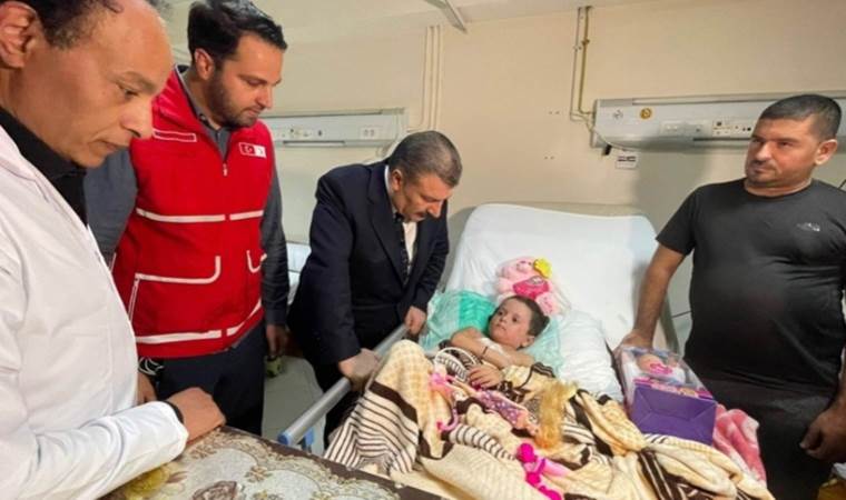 Turkish minister comforts injured Gazans in Cairo