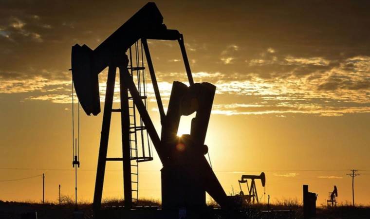 Oil prices drop amid demand concerns and strong dollar