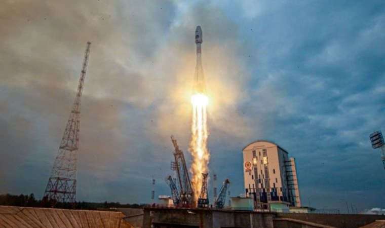 Great powers in gold rush for Moon's precious metals
