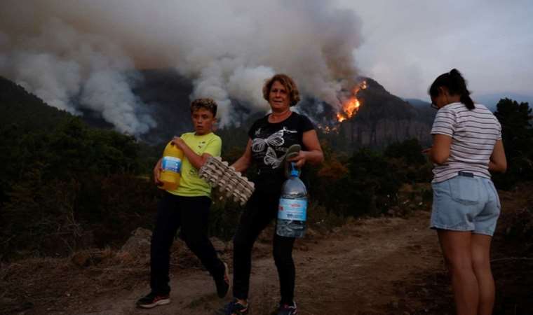 Tenerife Wildfire: Conditions improve, thousands still evacuated