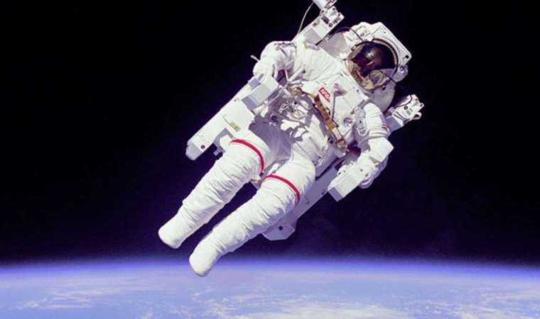 Astronauts - Dream of crossing the sky to search for the unknown