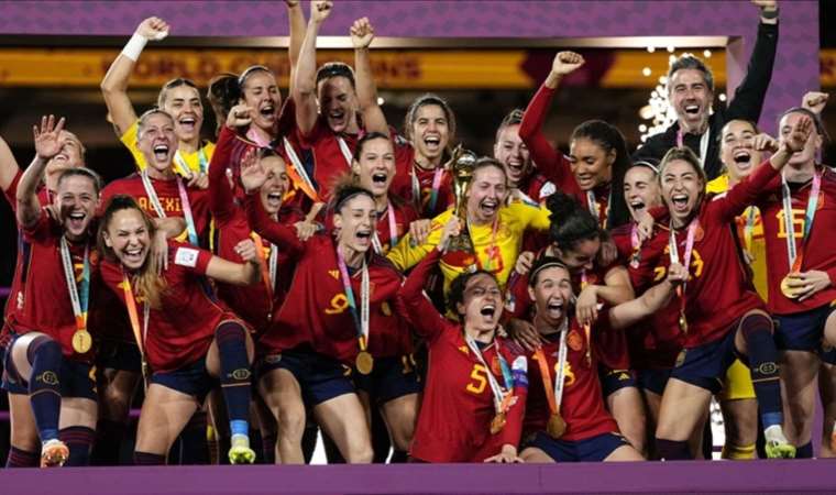 Spain national football women’s team refuse to play until federation head steps down after kissing player