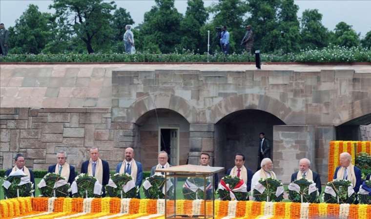 G-20 leaders visit Gandhi’s memorial on final day of summit
