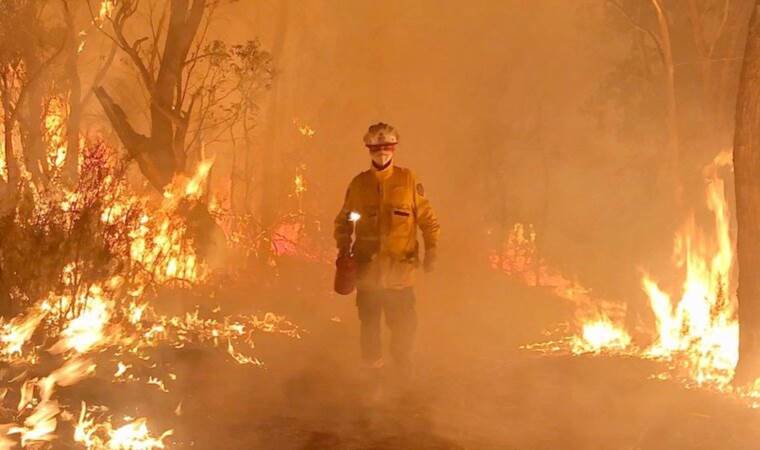 Firefighters battle major bushfire near Perth in Western Australia