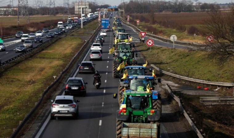 French PM weighs additional support for farmers amid ongoing protests
