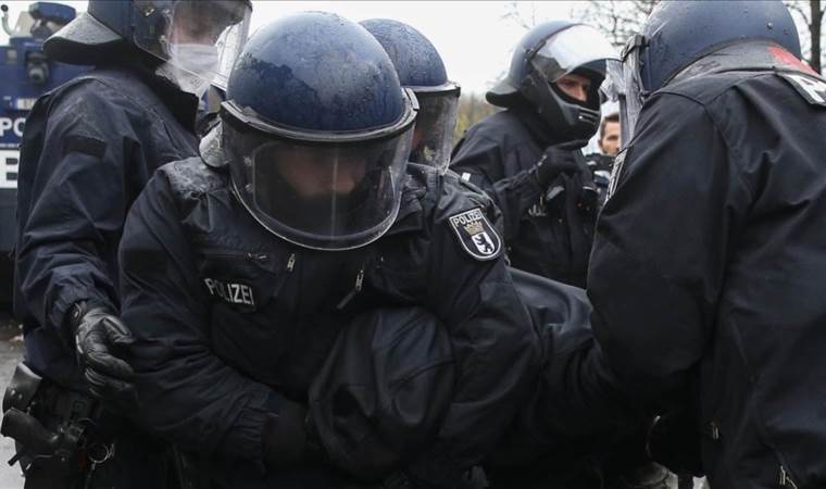 Germany arrests 8 neo-Nazis over suspected terrorism plots