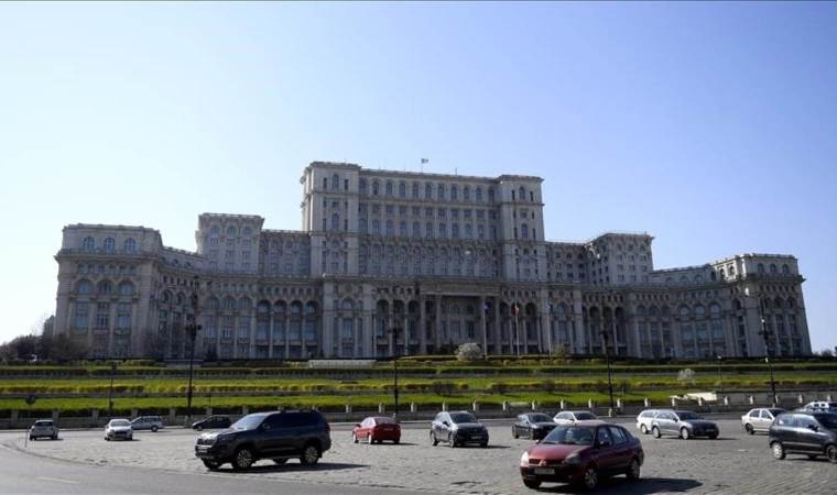 Romania’s new government clears crucial parliamentary hurdle