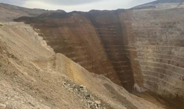 Landslide at Erzincan gold mine traps workers