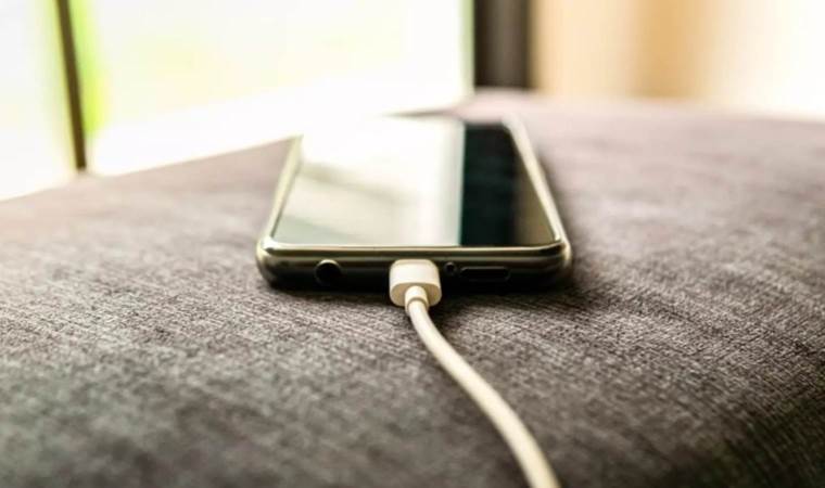 A risky habit: Apple warns about nighttime charging