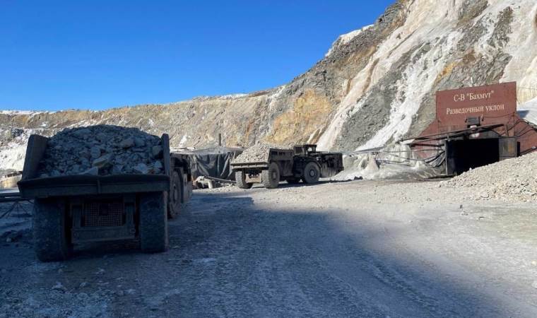 Miners still stuck in Russian gold mine, rescue halted