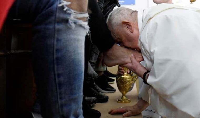 From ritual to reality: Pope Francis washes feet at women's prison