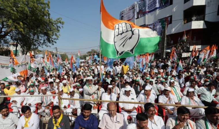 India election: Congress's Gandhis, trailing Modi, battle for political survival