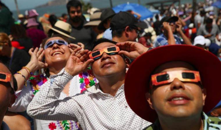 North America enthralled by solar eclipse: A spectacular midday dusk