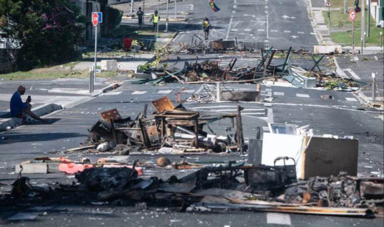 Protesters block New Caledonia roads as French police pour in
