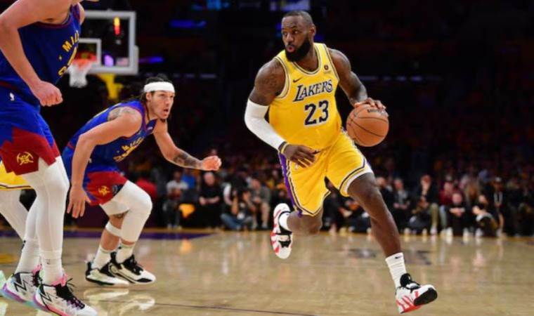 LeBron's to stay with Lakers as rivals circle