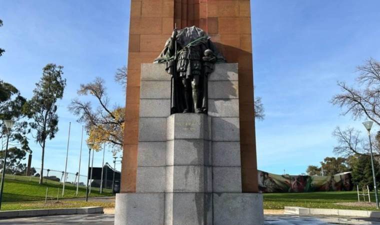 Statue of former British King George V beheaded