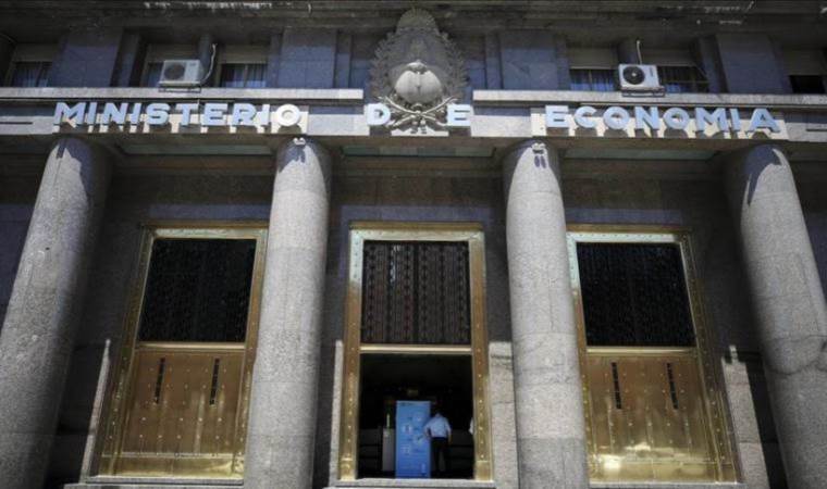 Argentina's annual inflation slows to 271% in June