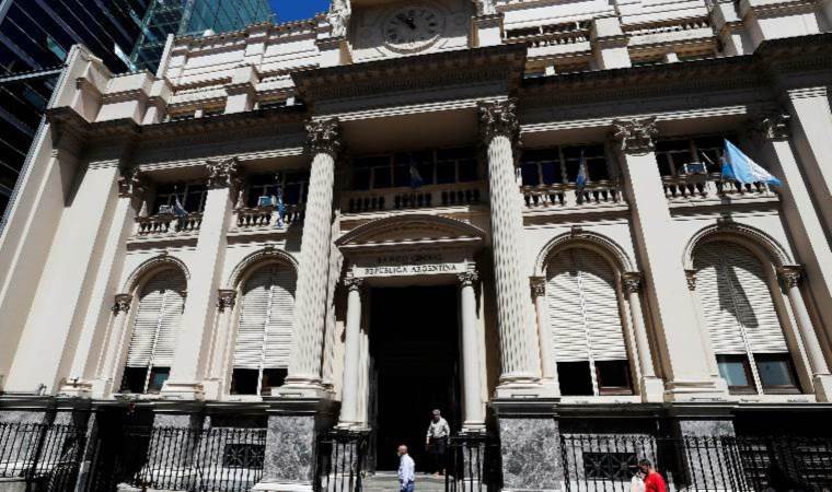 Argentina to sell dollars on parallel market as part of anti-inflation drive