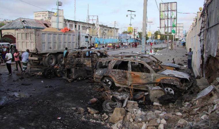 Car bomb kills five, injures 20 outside restaurant in Somalia's capital