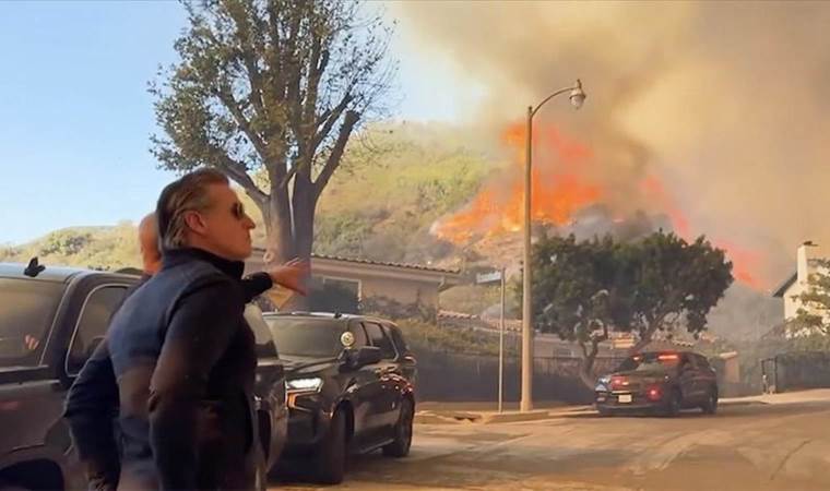 30,000 flee as fierce wildfire rages in Los Angeles