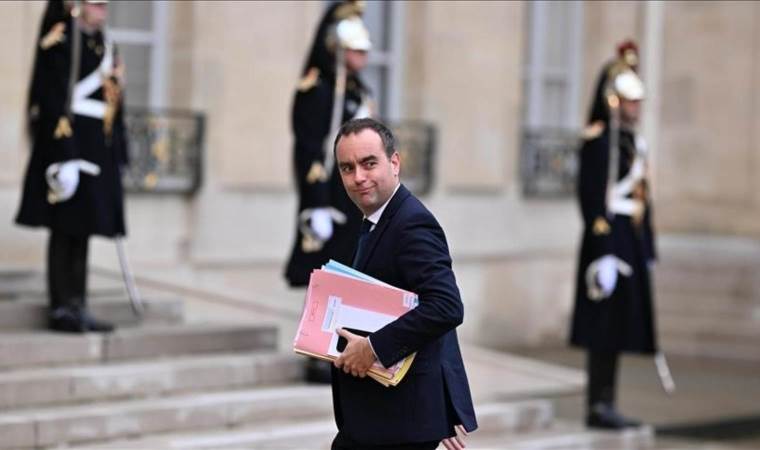 Reappointed French premier's government survives 2 votes of no-confidence