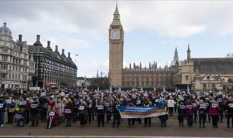 First-year doctors in England back strike