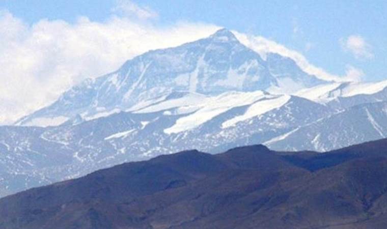 China rescues 580 hikers from Mount Everest