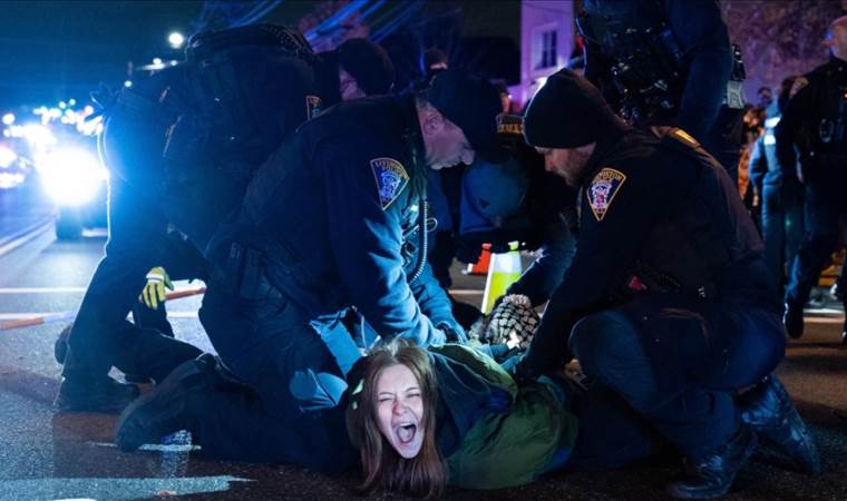 US police use force against protesters at event featurin