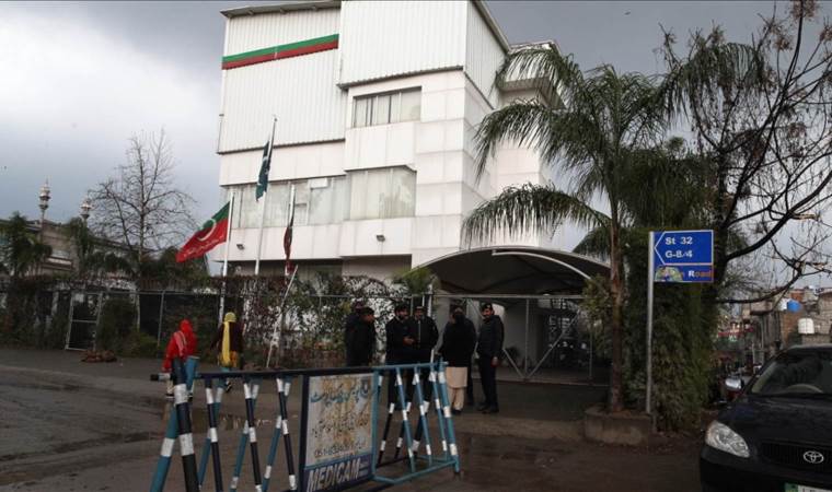 Pakistan's ex-Premier Khan, wife sentenced to 17 years i Pakistan's ex-Premier Khan, wife sentenced to 17 years i