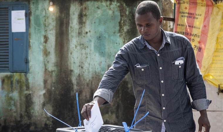 Guineans vote in presidential election with coup leader Guineans vote in presidential election with coup leader