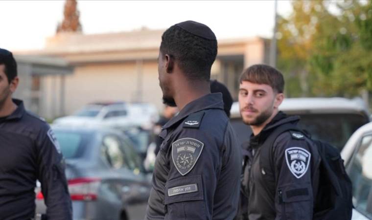 Israeli police swap UN flag for Israeli flag during raid