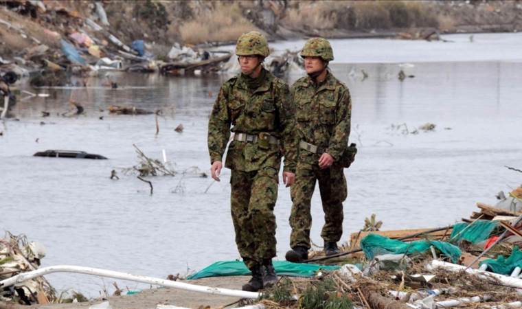 Japan's massive earthquake injures 34, with warning of m Japan's massive earthquake injures 34, with warning of m