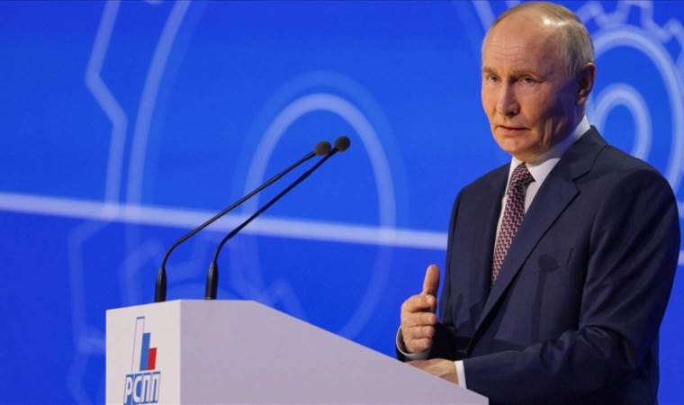 Putin declares unilateral ceasefire in Ukraine between M