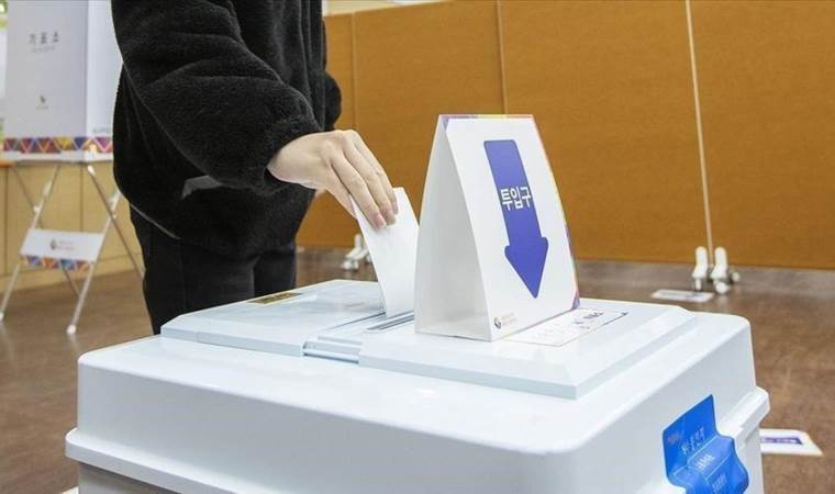South Korea's presidential race tightens as gap between key contenders narrows