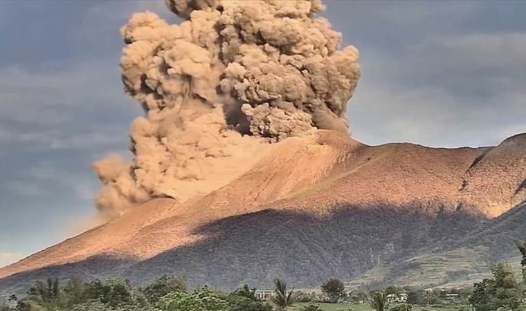 Kanlaon Volcano erupts, spews ash in central Philippines