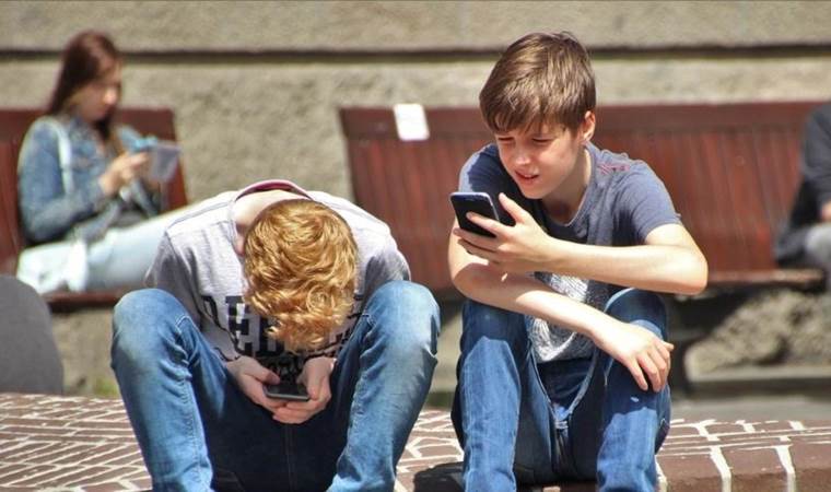 Italy bans cellphone use in high schools during education hours