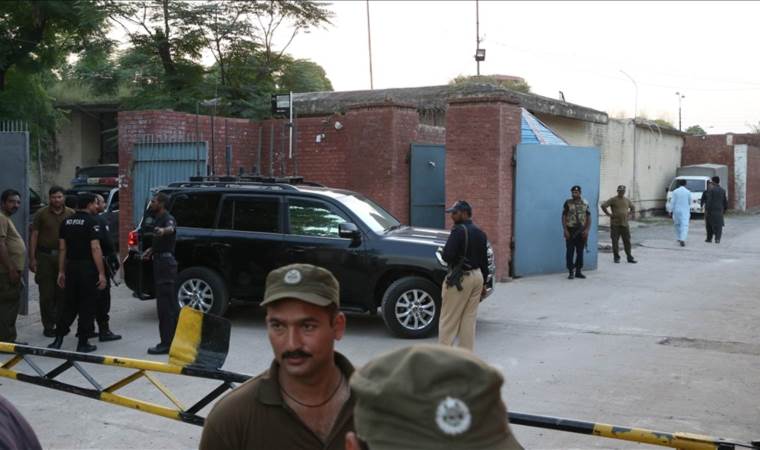 Over 200 prisoners escape Pakistan jail after earthquake damages walls