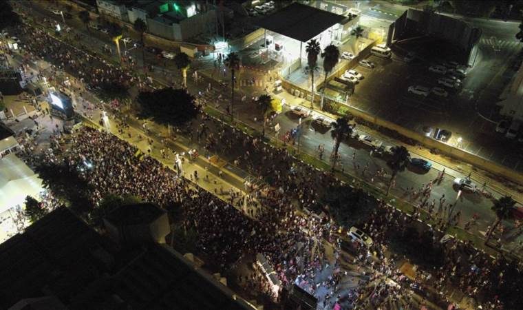 Thousands of Israelis rally in Tel Aviv to demand prisoner swap deal