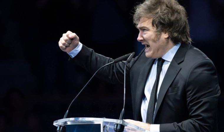 Argentina’s president pelted with stones while campaigning