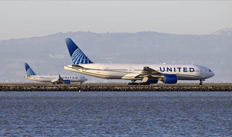Tech glitch grounds United Airlines flights, causing hundreds of delays