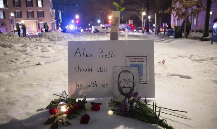 New video shows Alex Pretti in confrontation with federa