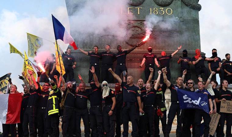 Student protests continue across France as up to 500