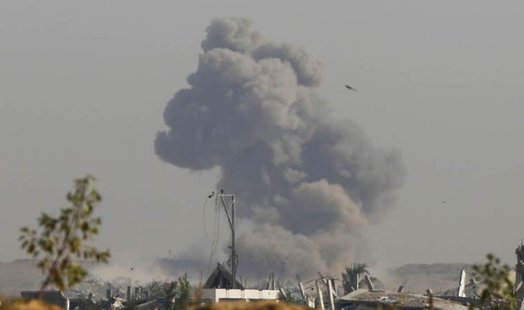 Israel kills 6 in fresh airstrike on central Gaza refuge
