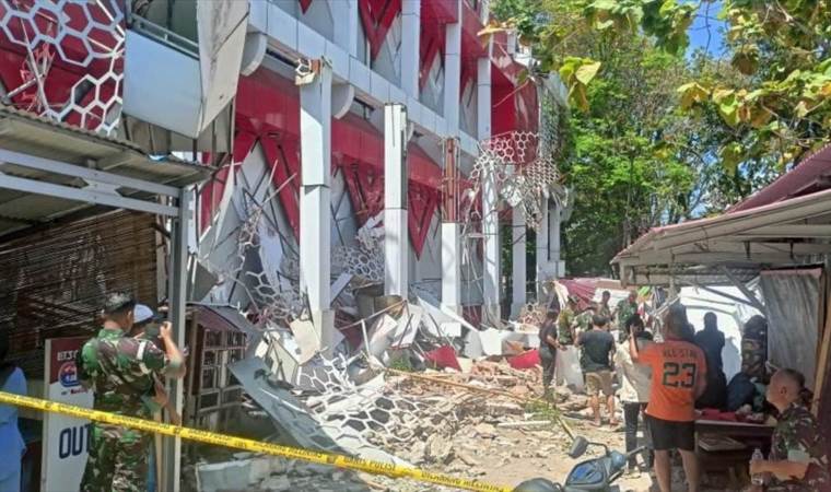 Magnitude 7.4 earthquake leaves at least 1 dead in Indon