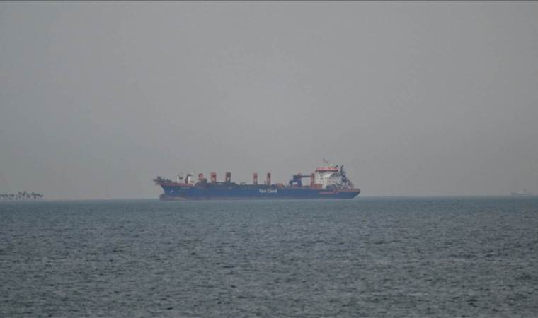 US-Israeli attacks target two piers in Strait of Hormuz