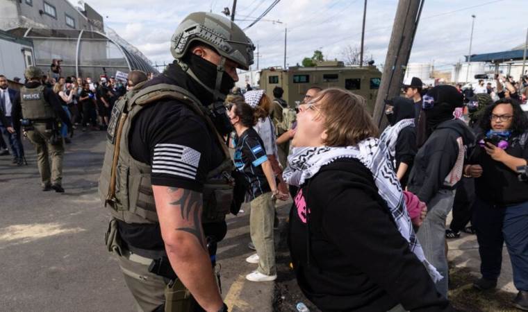 Protesters, US immigration agents clash outside Protesters, US immigration agents clash outside