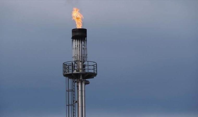 Australia to require LNG exporters to reserve 20% of gas